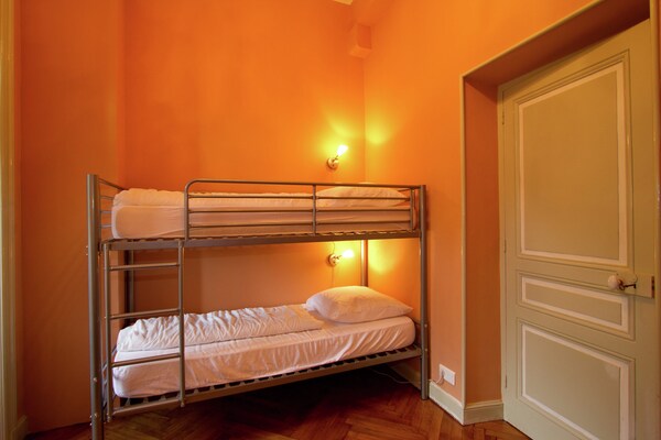 Foto van Huis in Frankrijk met zwembad en uitzicht - Vakantiehuis in Serrieres en Chautagne - BedRoom