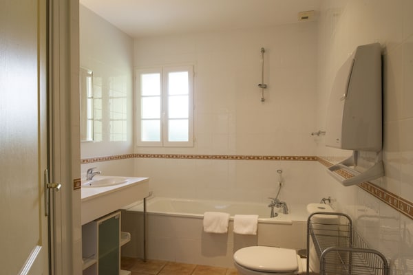 Foto van Luxe villa in Frankrijk met zwembad - Vakantiehuis in Vasles - BathRoom
