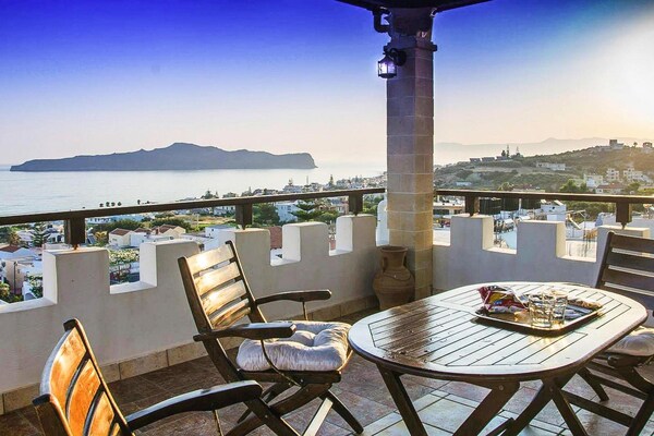 Foto van Modern vakantiehuis in Stalos met balkon - Vakantiehuis in Stalos - TerraceBalcony