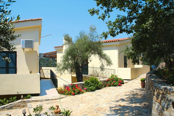 Foto van Romantisch vakantiehuis in Drosia - Vakantiehuis in Drosia - ExteriorSummer