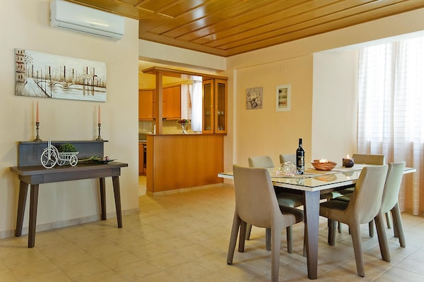 Foto van Vakantiehuisje aan het zwembad in Panormo - Vakantiehuis in Panormo - LivingRoom