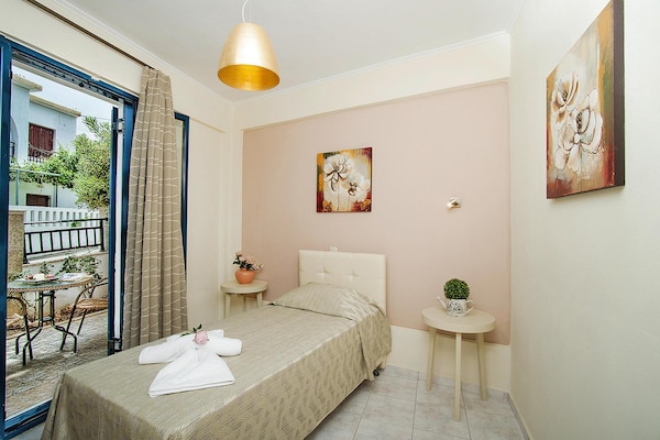 Foto van Vakantiehuisje aan het zwembad in Panormo - Vakantiehuis in Panormo - BedRoom