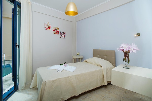 Foto van Vakantiehuisje aan het zwembad in Panormo - Vakantiehuis in Panormo - BedRoom