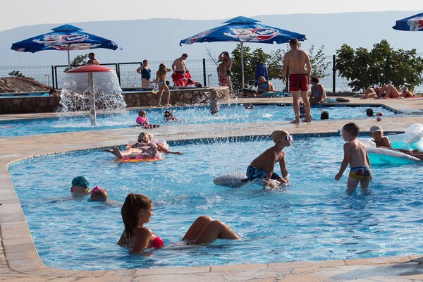 Foto van Huis in Klenovica met resortzwembad - Vakantiehuis in Klenovica - ParkFacilities