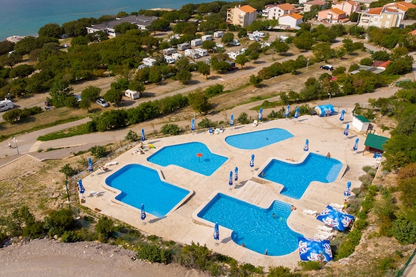 Foto van Huis in Klenovica met resortzwembad - Vakantiehuis in Klenovica - ParkFacilities