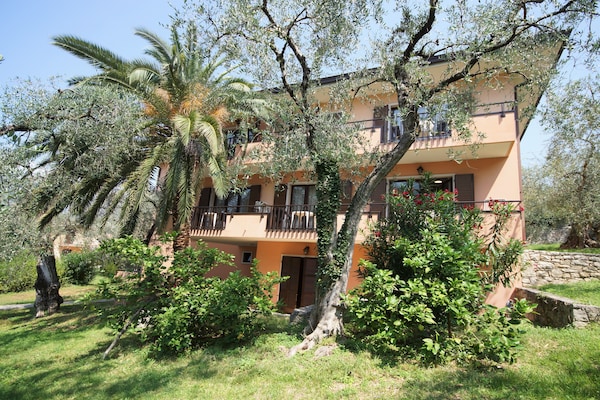Foto van Residence al Parco in Malcesine nabij het meer - Vakantiehuis in Malcesine - ExteriorSummer