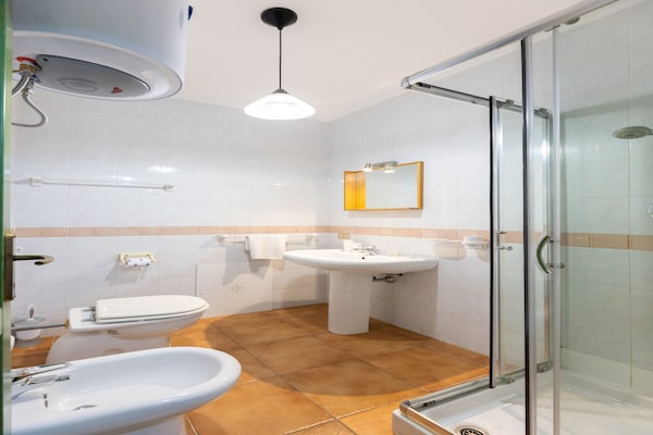 Foto van Ruim appartement vlakbij strand en zwembad - Vakantiehuis in Santa Teresa Gallura (SS) - BathRoom