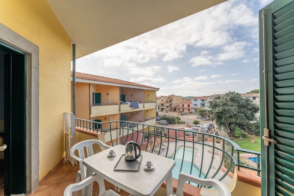 Foto van Ruim appartement vlakbij strand en zwembad - Vakantiehuis in Santa Teresa Gallura (SS) - TerraceBalcony