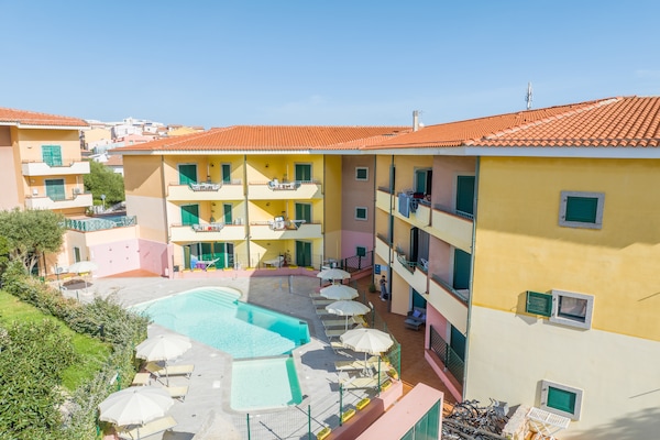 Foto van Ruim appartement vlakbij strand en zwembad - Vakantiehuis in Santa Teresa Gallura (SS) - Pool