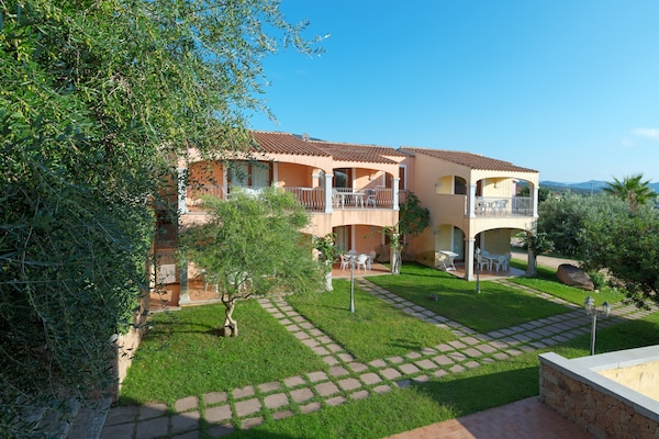 Foto van Appartement met zwembad in Badus Resort - Vakantiehuis in Badesi - ViewSummer