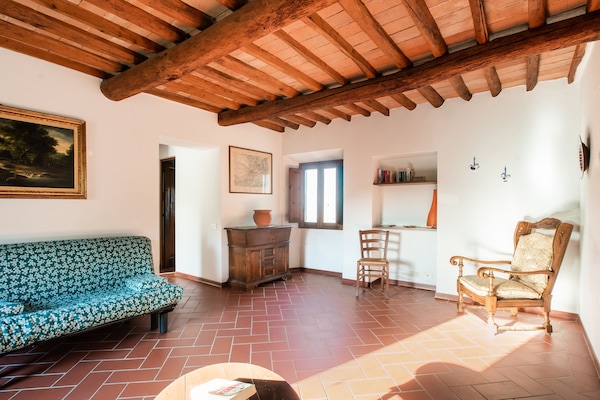 Foto van Wijnproeverijen, heuvels en Toscaanse huizen - Vakantiehuis in San Casciano in Val di Pesa - LivingRoom
