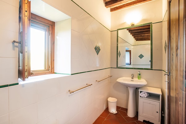 Foto van Wijnproeverijen, heuvels en Toscaanse huizen - Vakantiehuis in San Casciano in Val di Pesa - BathRoom