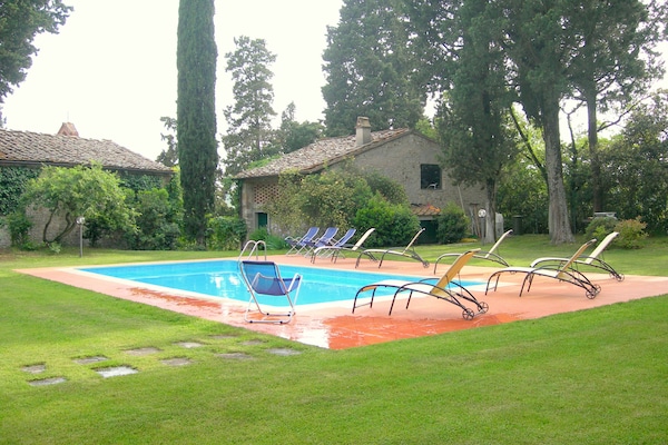 Foto van Wijnproeverijen, heuvels en Toscaanse huizen - Vakantiehuis in San Casciano in Val di Pesa - GardenSummer