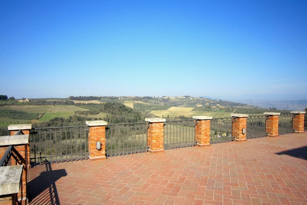 Foto van Wijnproeverijen, heuvels en Toscaanse huizen - Vakantiehuis in San Casciano in Val di Pesa - ViewSummer