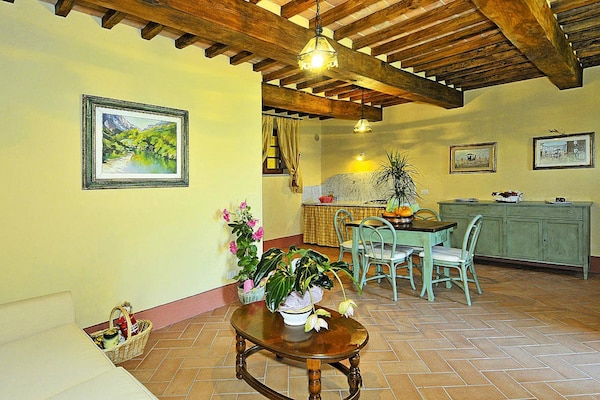 Foto van Landgoed Monte Serra met zwembad & olijfzicht - Vakantiehuis in Pisa - LivingRoom