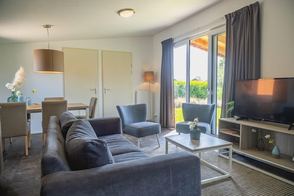 Foto van Natuuruitstapje met huisdieren in Drenthe - Vakantiehuis in West-Graftdijk - LivingRoom