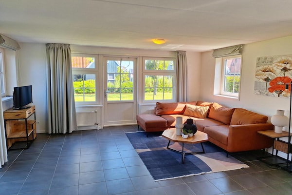 Foto van Charmant Saunahuis Nabij Alkmaar - Vakantiehuis in West-Graftdijk - LivingRoom