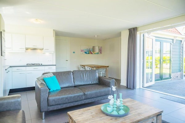 Foto van Charmant Saunahuis Nabij Alkmaar - Vakantiehuis in West-Graftdijk - LivingRoom