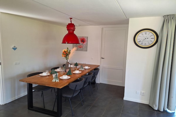 Foto van Charmant Saunahuis Nabij Alkmaar - Vakantiehuis in West-Graftdijk - DiningRoom