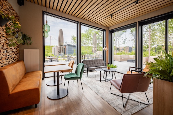 Foto van Lodge aan Markermeer met groen ontwerp - Vakantiehuis in Wijdenes - ParkFacilities