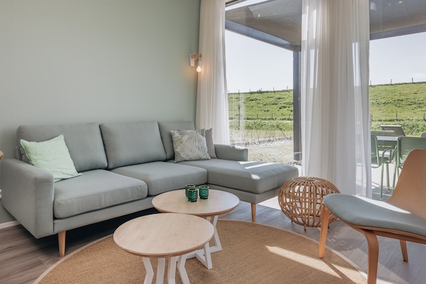 Foto van Lodge aan Markermeer met groen ontwerp - Vakantiehuis in Wijdenes - LivingRoom