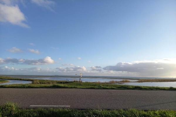 Foto van Lodge aan Markermeer met groen ontwerp - Vakantiehuis in Wijdenes - AreaSummer20KM