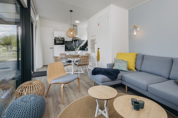 Foto van Lodge aan Markermeer bij Hoorn - Vakantiehuis in Wijdenes - LivingRoom