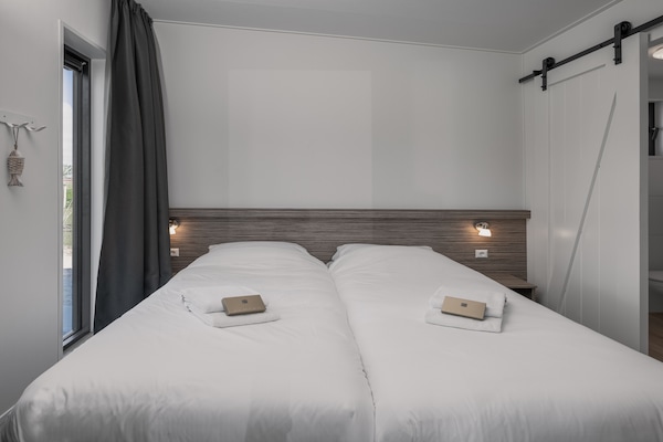 Foto van Lodge aan Markermeer bij Hoorn - Vakantiehuis in Wijdenes - BedRoom