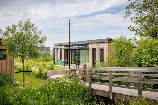 Foto van Lodge aan Markermeer bij Hoorn - Vakantiehuis in Wijdenes - ExteriorSummer
