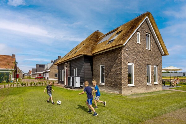 Foto van Villa aan het IJsselmeer met eigen steiger - Vakantiehuis in PS Opperdoes - AreaSummer1KM