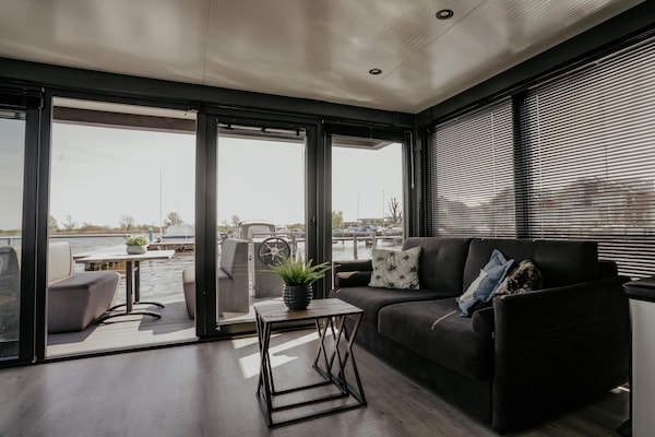 Foto van Luxe woonbootvakantie - Vakantiehuis in Uitgeest - LivingRoom