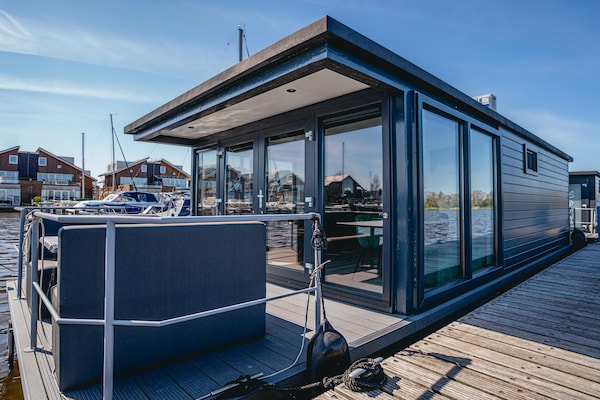 Foto van Luxe woonbootvakantie - Vakantiehuis in Uitgeest - ExteriorSummer