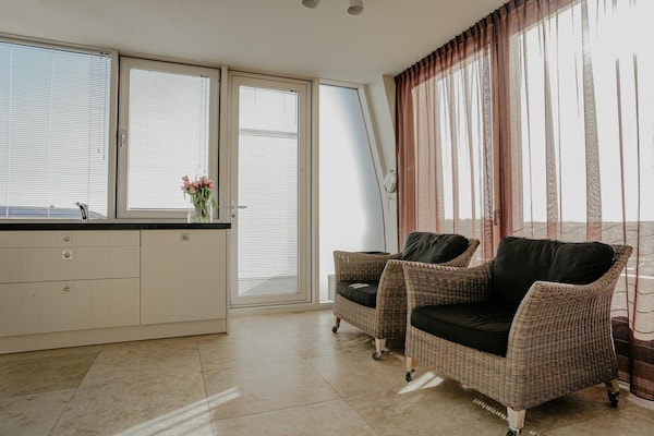 Foto van Appartement in Egmond met Uitzicht op Zee - Vakantiehuis in Egmond aan zee - LivingRoom
