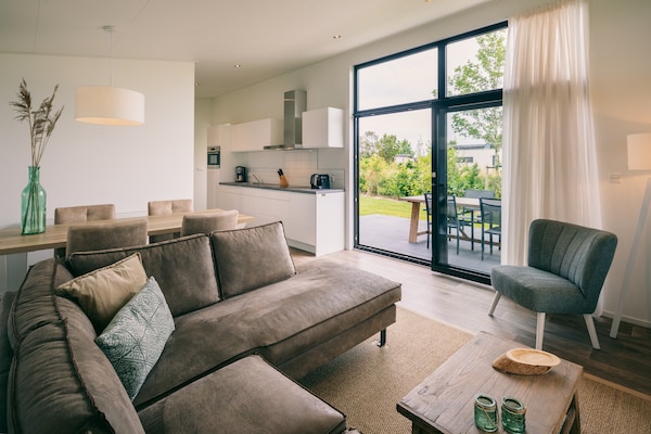 Foto van Bungalow in Ouddorp met Uitzicht op Natuur - Vakantiehuis in Herkingen - LivingRoom