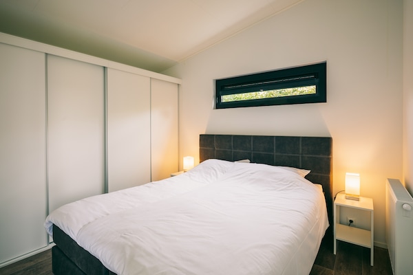 Foto van Bungalow in Ouddorp met Uitzicht op Natuur - Vakantiehuis in Herkingen - BedRoom