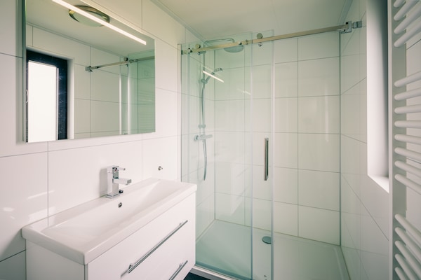Foto van Bungalow in Ouddorp met Uitzicht op Natuur - Vakantiehuis in Herkingen - BathRoom