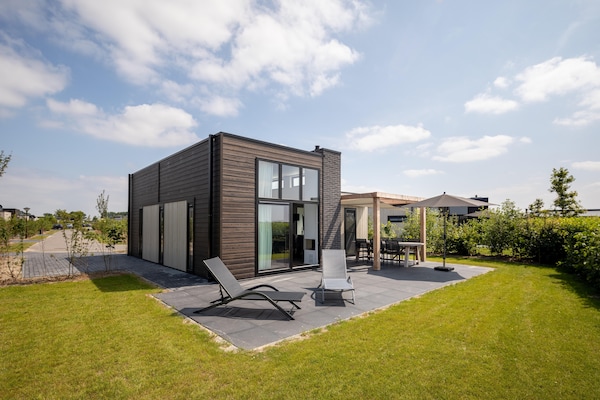 Foto van Bungalow in Ouddorp bij Natuurgebied - Vakantiehuis in Herkingen - ExteriorSummer