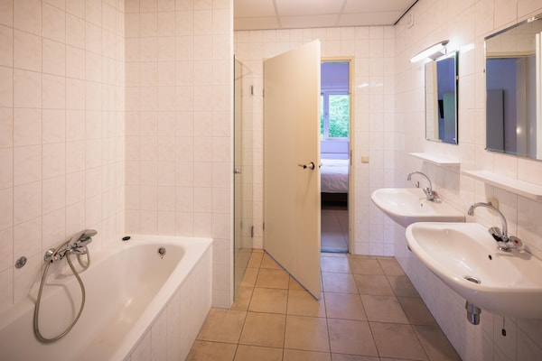 Foto van Bungalow in Nederland met Sauna en Privacy - Vakantiehuis in Kootwijk - BathRoom
