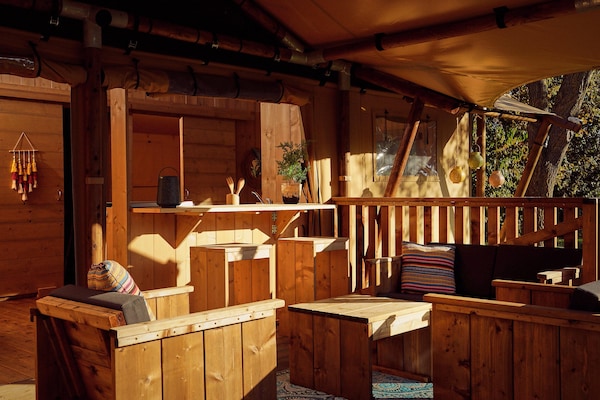 Foto van Glamping Tent in Nederland met BBQ - Vakantiehuis in Zeewolde - TerraceBalcony