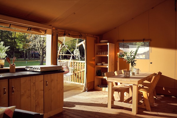 Foto van Glamping Tent in Nederland met BBQ - Vakantiehuis in Zeewolde - DiningRoom