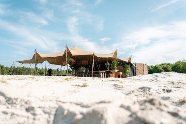 Foto van Glamping Tent in Nederland met BBQ - Vakantiehuis in Zeewolde - AreaSummer1KM