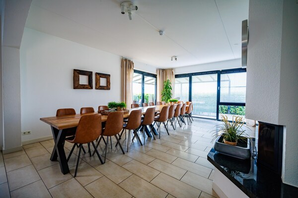 Foto van Vakantiehuis bij Jachthaven met Sauna & Spelkamer - Vakantiehuis in Maurik - DiningRoom