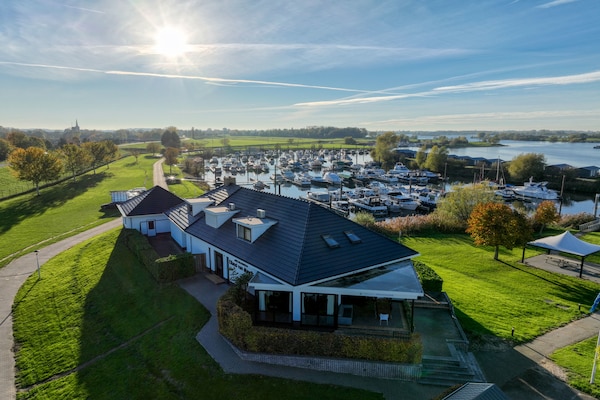 Foto van Villa in Nederland met Uitzicht op de Haven - Vakantiehuis in Maurik - AreaSummer1KM