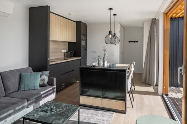 Foto van Lodge bij Brouwersdam & Noordzeestrand - Vakantiehuis in Scharendijke - LivingRoom