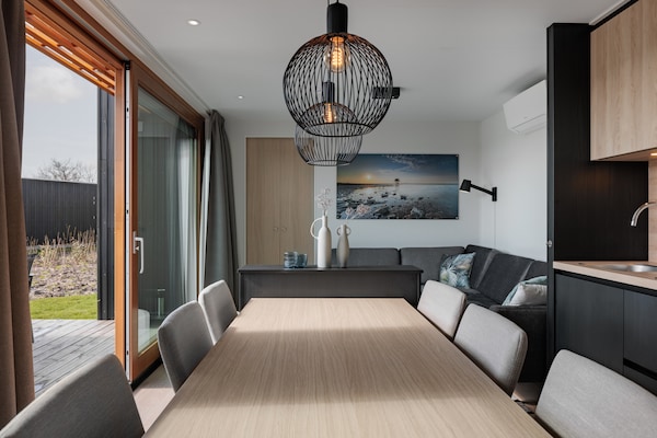 Foto van Lodge bij Brouwersdam & Noordzeestrand - Vakantiehuis in Scharendijke - DiningRoom