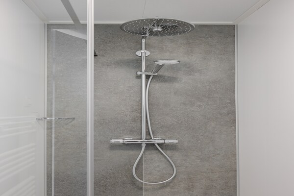 Foto van Lodge bij Brouwersdam & Noordzeestrand - Vakantiehuis in Scharendijke - BathRoom