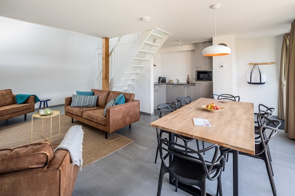Foto van Lodge in Vlissingen bij Noordzeestrand - Vakantiehuis in Vlissingen - LivingRoom