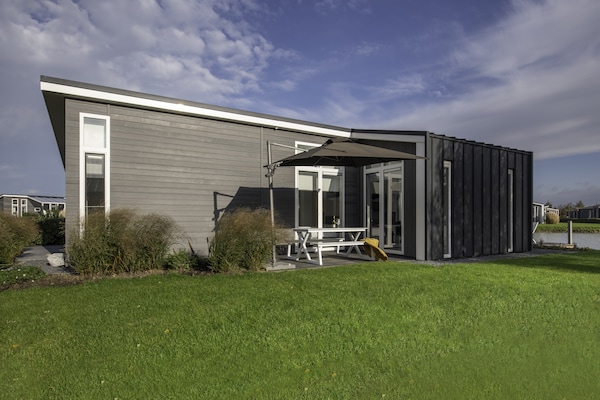 Foto van Chalet in Zeeland met Sauna aan het Water - Vakantiehuis in Wemeldinge - ExteriorSummer