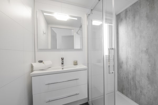 Foto van Chalet in Zeeland met Sauna aan het Water - Vakantiehuis in Wemeldinge - BathRoom