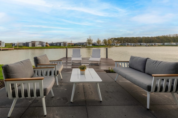 Foto van Chalet in Zeeland met Sauna aan het Water - Vakantiehuis in Wemeldinge - TerraceBalcony